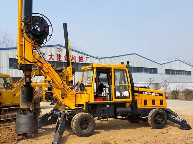 小型輪式旋挖機，適合於房屋建築、道路橋梁施工和建築工地使用。